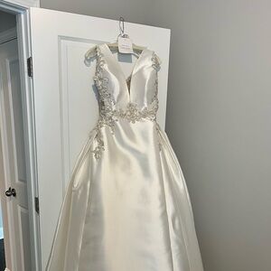 Badgley Mischka's Calla dress is from the 2019 collection of wedding dress.